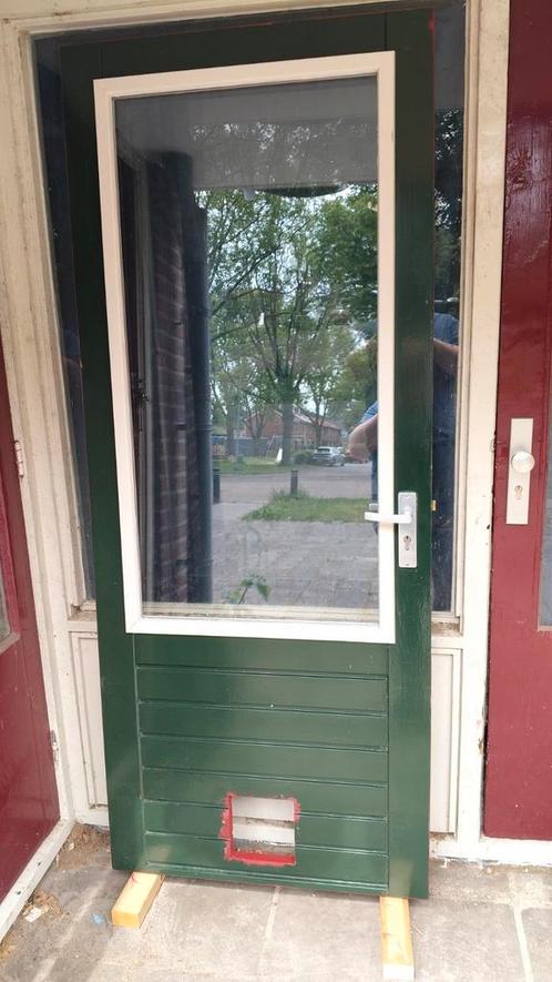 Buitendeur met gat voor kattenluik, Doe-het-zelf en Verbouw, Kozijnen en Schuifpuien, Gebruikt, Deurkozijn, Hout, 150 tot 225 cm