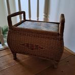 Vintage rotan opberg bankje, poef, voetenbankje, Ophalen of Verzenden, Gebruikt