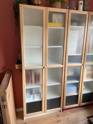 2 Billy Boekenkasten met Eiken Deuren beschikbaar voor biedingen