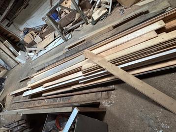 Erg goed hout uit een loods beschikbaar voor biedingen
