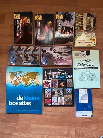 Diverse interessante lees boekjes en atlas beschikbaar voor biedingen