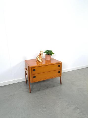 Teak ladekast met zwarte metalen grepen, vintage tv meubel