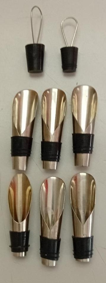 Te Koop: Zes schenktuiten en twee stoppers, nieuw. beschikbaar voor biedingen