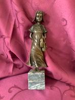Fraai antiek bronzen meisje met Kapje en .klompjes, Ophalen of Verzenden