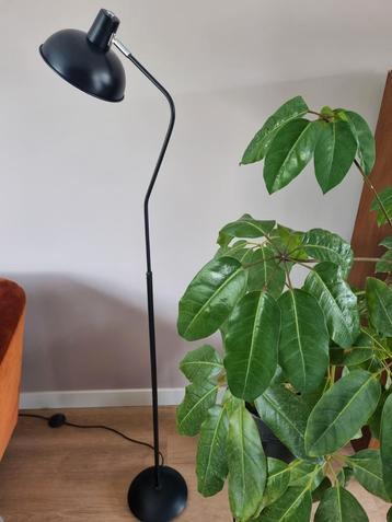 Leitmotiv hood vloerlamp zwart beschikbaar voor biedingen