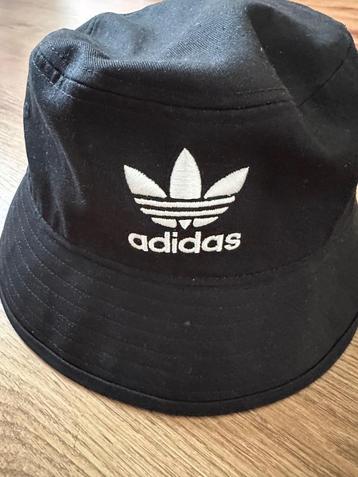 Adidas bucket hat  beschikbaar voor biedingen