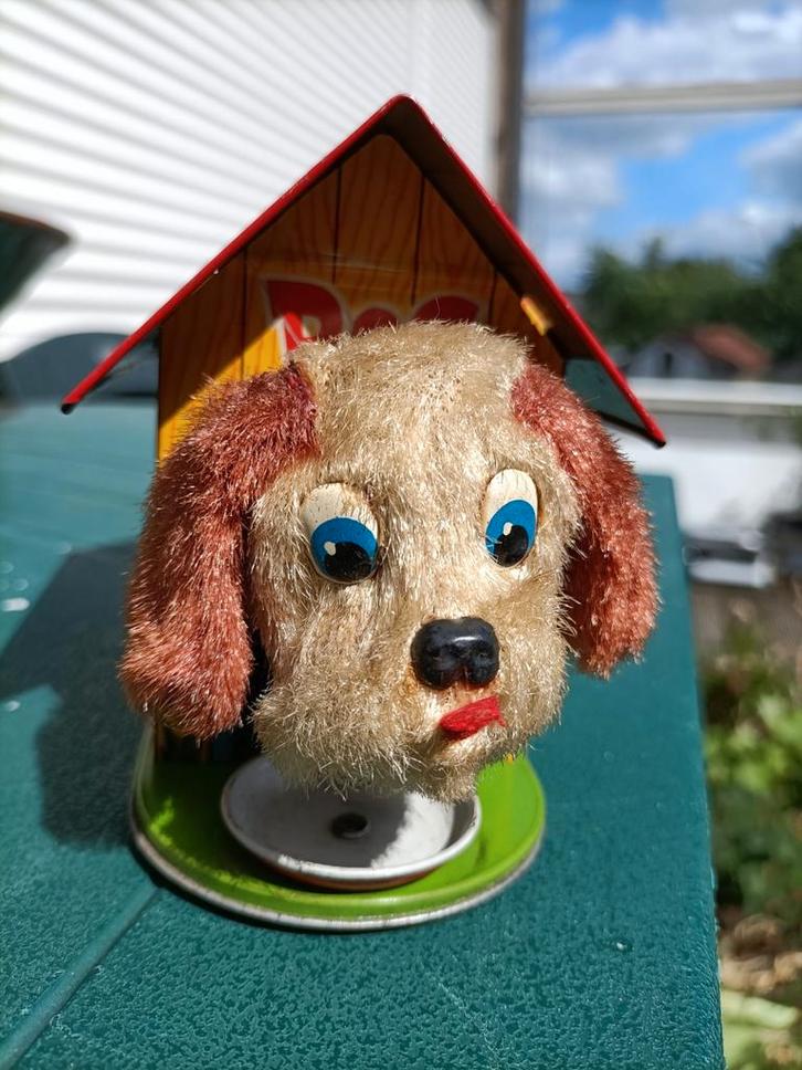Oud blikken speelgoed: Kopschuddend hondje in hondenhok, Antiek en Kunst, Antiek | Speelgoed, Ophalen of Verzenden