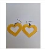 paar geelkleur hartjes oorbellen/hangers, Sieraden, Tassen en Uiterlijk, Oorbellen, Overige materialen, Hangers, Geel, Ophalen of Verzenden