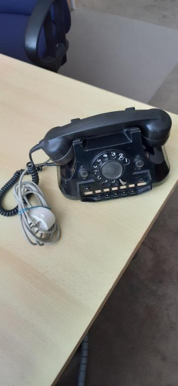 Telefoon met draaischijf uit de jaren 50 beschikbaar voor biedingen