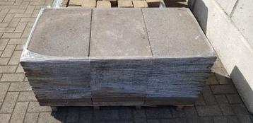 Gebruikte tegels 60x40 en 30x30 te koop beschikbaar voor biedingen