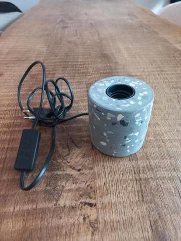 Betonnen tafellamp. Gekocht bij de Kwantum.  beschikbaar voor biedingen