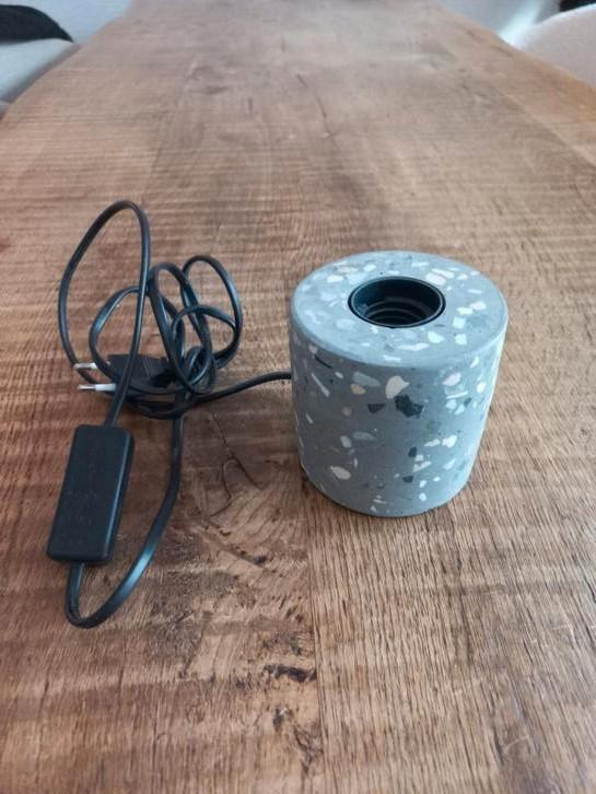 Betonnen tafellamp. Gekocht bij de Kwantum., Huis en Inrichting, Lampen | Tafellampen, Zo goed als nieuw, Minder dan 50 cm, Overige materialen