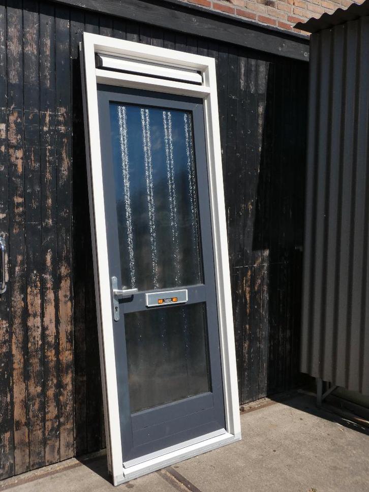 Kunststof deur met opdekkend kozijn (91 cm x 252 cm) BxH, Doe-het-zelf en Verbouw, Deuren en Horren, Gebruikt, Buitendeur, 215 cm of meer