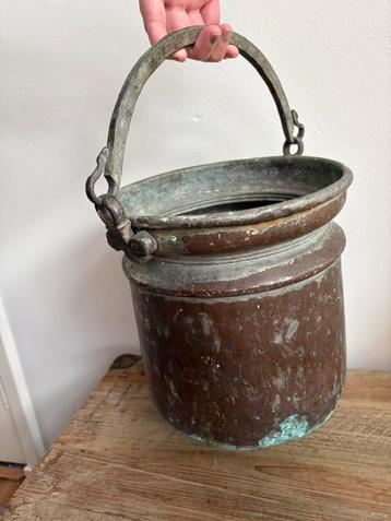 Antieke Rustieke Bronzen Pot uit 1700s beschikbaar voor biedingen