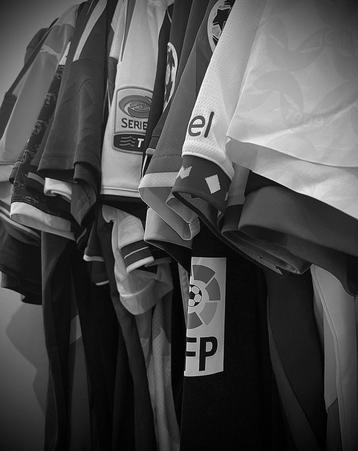 Aangeboden: Voetbalshirts beschikbaar voor biedingen