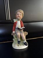 Vintage beeldje jongen met boek, Verzamelen, Ophalen of Verzenden, Zo goed als nieuw, Mens