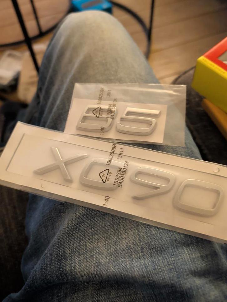 Originele Volvo XC90 B5 achterklep badges – nieuw OEM, Auto-onderdelen, Verlichting, Volvo, Nieuw, Ophalen of Verzenden