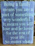 Tekstbord hout familie gezin lila kleur 80x60cm, Huis en Inrichting, Woonaccessoires | Tekstborden en Spreuken, Ophalen, Zo goed als nieuw