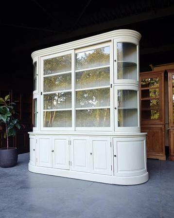Chique halfronde winkelkast | Grote gebogen vitrine #2267 beschikbaar voor biedingen