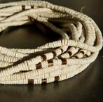 Meer dan 10 meter Bushmen kralensnoer uit ZW Afrika., Ophalen of Verzenden, Zo goed als nieuw, Wit, Overige materialen