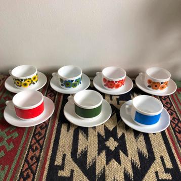 Vintage Arcopal kop en schotels beschikbaar voor biedingen