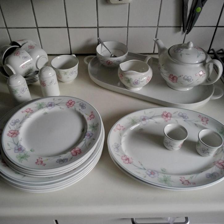 Engels the boots servies carnation, Huis en Inrichting, Keuken | Servies, Zo goed als nieuw, Bord(en), Overige stijlen, Porselein