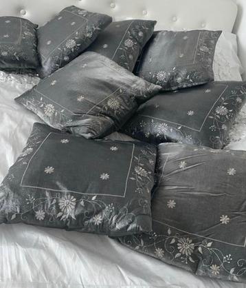 Grijze Sierkussens met Bloemmotief beschikbaar voor biedingen