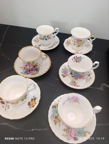 Vintage theekopjes met bijpassende schotels beschikbaar voor biedingen