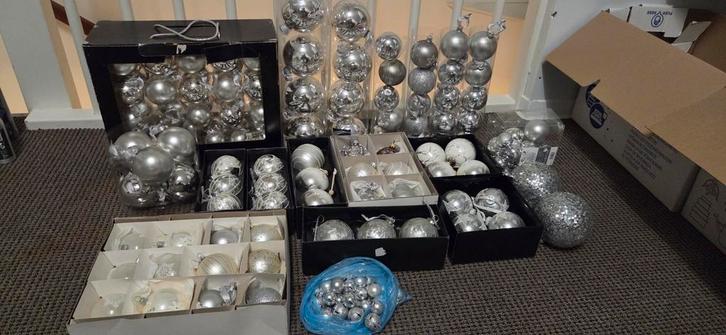 Grote partij zilveren kerstballen, Diversen, Kerst, Zo goed als nieuw, Ophalen of Verzenden
