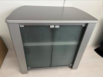 Grijze kast met glazen deuren beschikbaar voor biedingen