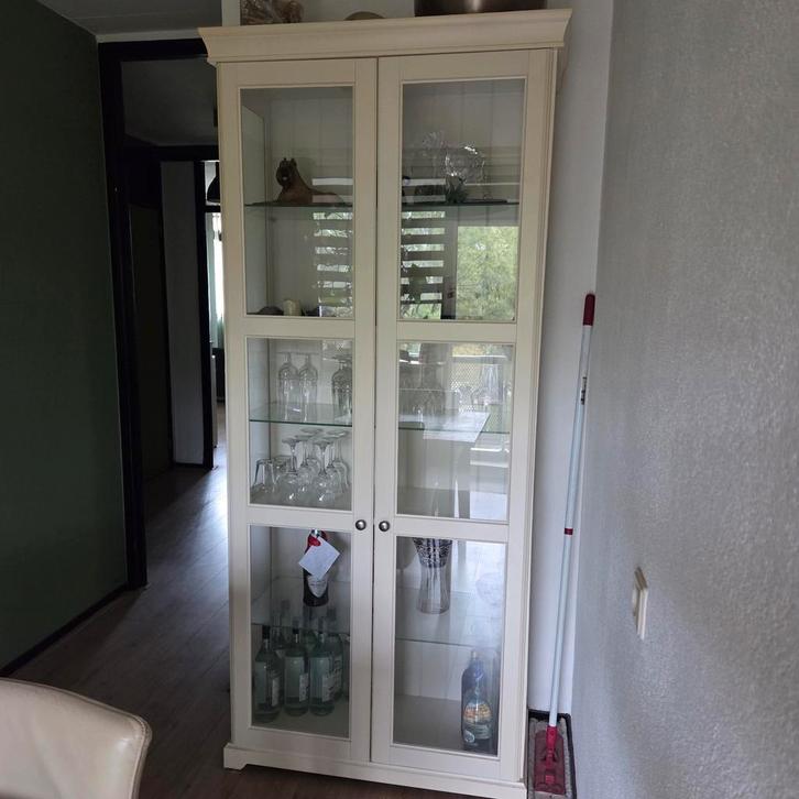 Mooie witte vitrinekast met glazen deuren, Huis en Inrichting, Kasten | Vitrinekasten, Zo goed als nieuw, 150 tot 200 cm, 50 tot 100 cm