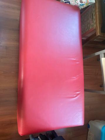 Rode Poef van leer / voetenbank beschikbaar voor biedingen