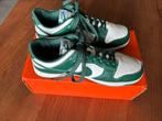 Nike dunk low green and with, Kleding | Heren, Schoenen, Ophalen of Verzenden, Zo goed als nieuw, Overige kleuren