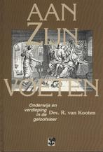 Drs.R.van Kooten - AAN ZIJN VOETEN, Boeken, Verzenden, Gelezen