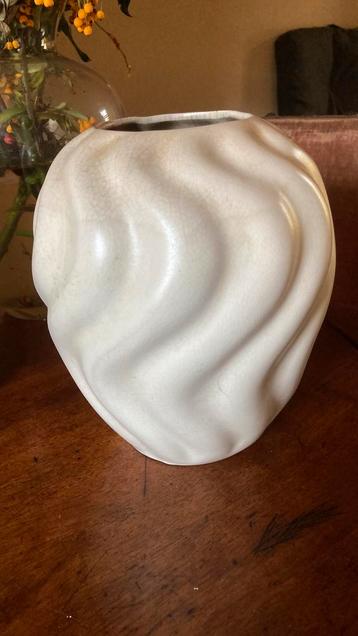 Goudes plateel Ribbelvaas beschikbaar voor biedingen