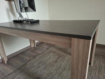 Tafel beschikbaar voor biedingen