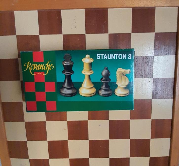 Dam en schaakbord Homas.
Schaakstukken Revanche sta, Hobby en Vrije tijd, Gezelschapsspellen | Bordspellen, Zo goed als nieuw
