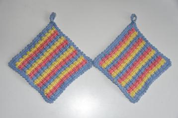 2 Retro fleurige handgemaakte pannenlappen beschikbaar voor biedingen