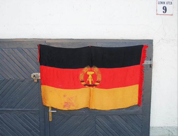 Vlag DDR Vintage Groot 140 x 80 cm Oud Warschaupact tijd, Antiek en Kunst, Curiosa en Brocante, Ophalen of Verzenden