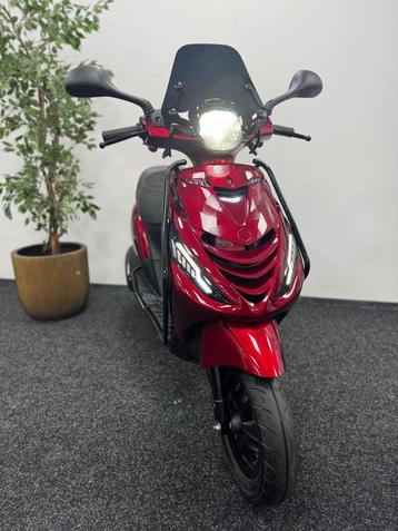 Piaggio Zip | Candy Red | Nieuwstaat beschikbaar voor biedingen