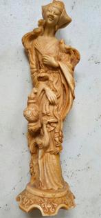 Antiek Aziatisch Beeld Vrouw in Traditionele Kledij Gesneden, Ophalen