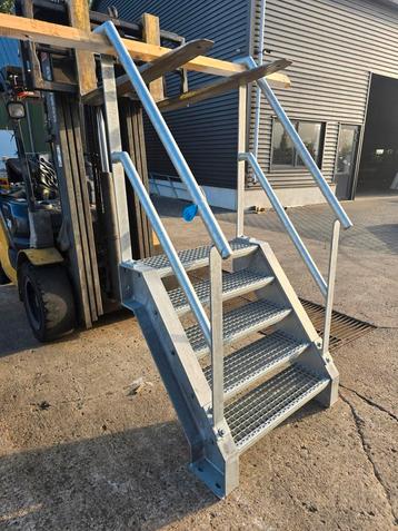 Stalen trap gegalv. Hoog 0,9 mtr. Nob116 beschikbaar voor biedingen