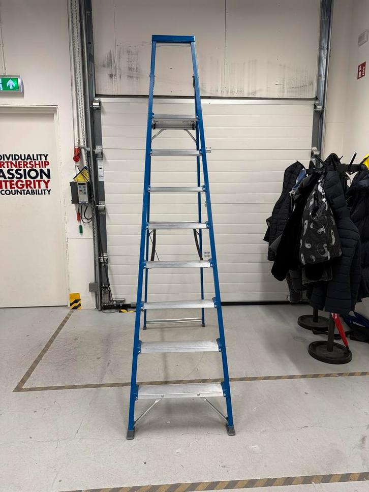 Trap met 8 treden - Zo goed als nieuw!, Doe-het-zelf en Verbouw, Ladders en Trappen, Zo goed als nieuw, Trap, 2 tot 4 meter, Ophalen of Verzenden