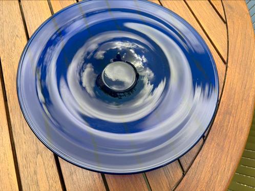 Blauwe glazen schaal - diameter 38cm, Huis en Inrichting, Woonaccessoires | Schalen en Manden, Zo goed als nieuw, Rond, Glas, Ophalen