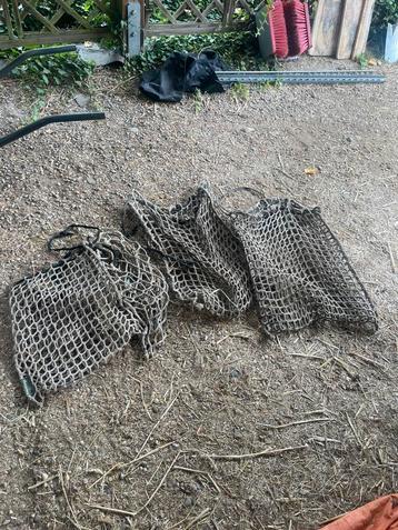 2 grote en 2 kleine hooizakken beschikbaar voor biedingen