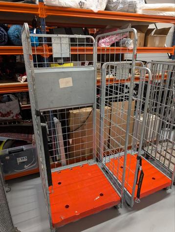 2 Rolcontainers: Groot Oranje & Klein Hout beschikbaar voor biedingen