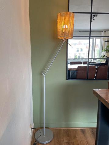 Industriële Vloerlamp + LSC Smartlamp beschikbaar voor biedingen