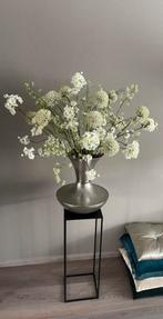 Prachtig zijden wit bloemen boeket op zilverkleurige vaas., Ophalen, Zo goed als nieuw