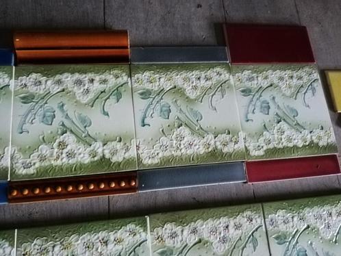 17 stuks randtegels art nouveau 15.2x15.2 cm = 260 cm, Antiek en Kunst, Antiek | Wandborden en Tegels, Ophalen