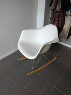 Witte kuip schommelstoel gebaseerd op de Vitra RAR Eames, Huis en Inrichting, Stoelen, Ophalen, Gebruikt, Hout, Wit
